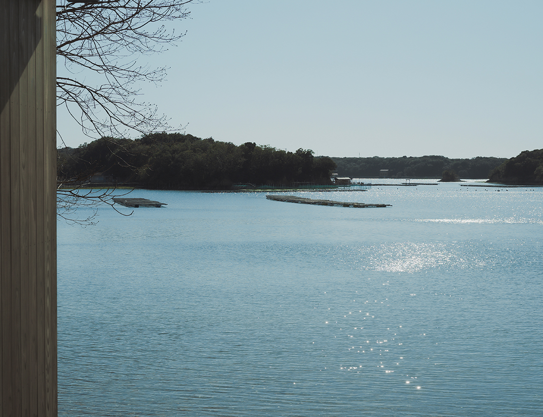 光にきらめく、空と海が溶け合う里海
